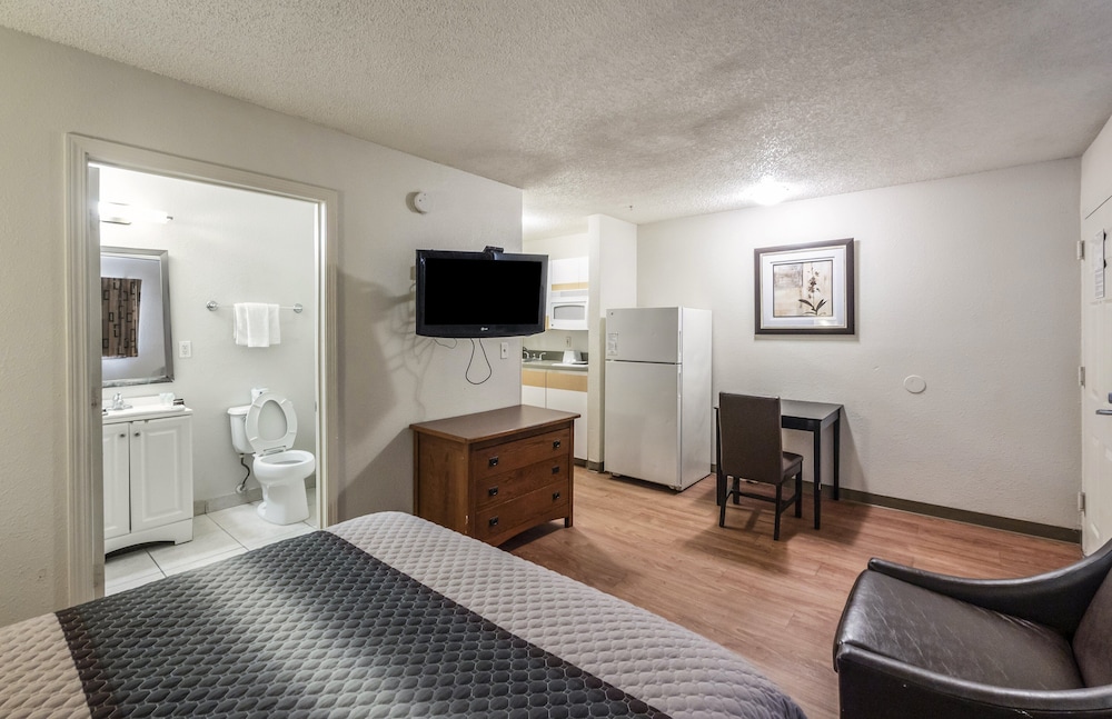 HomeTowne Studios by Red Roof Orlando South 34/42