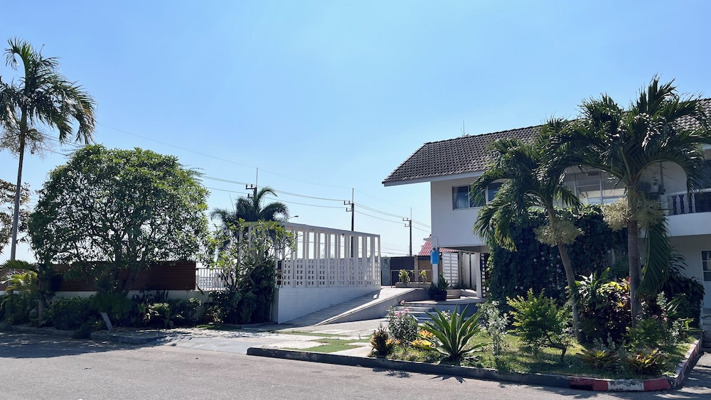 Bang Saphan Resort Hotel 43/50