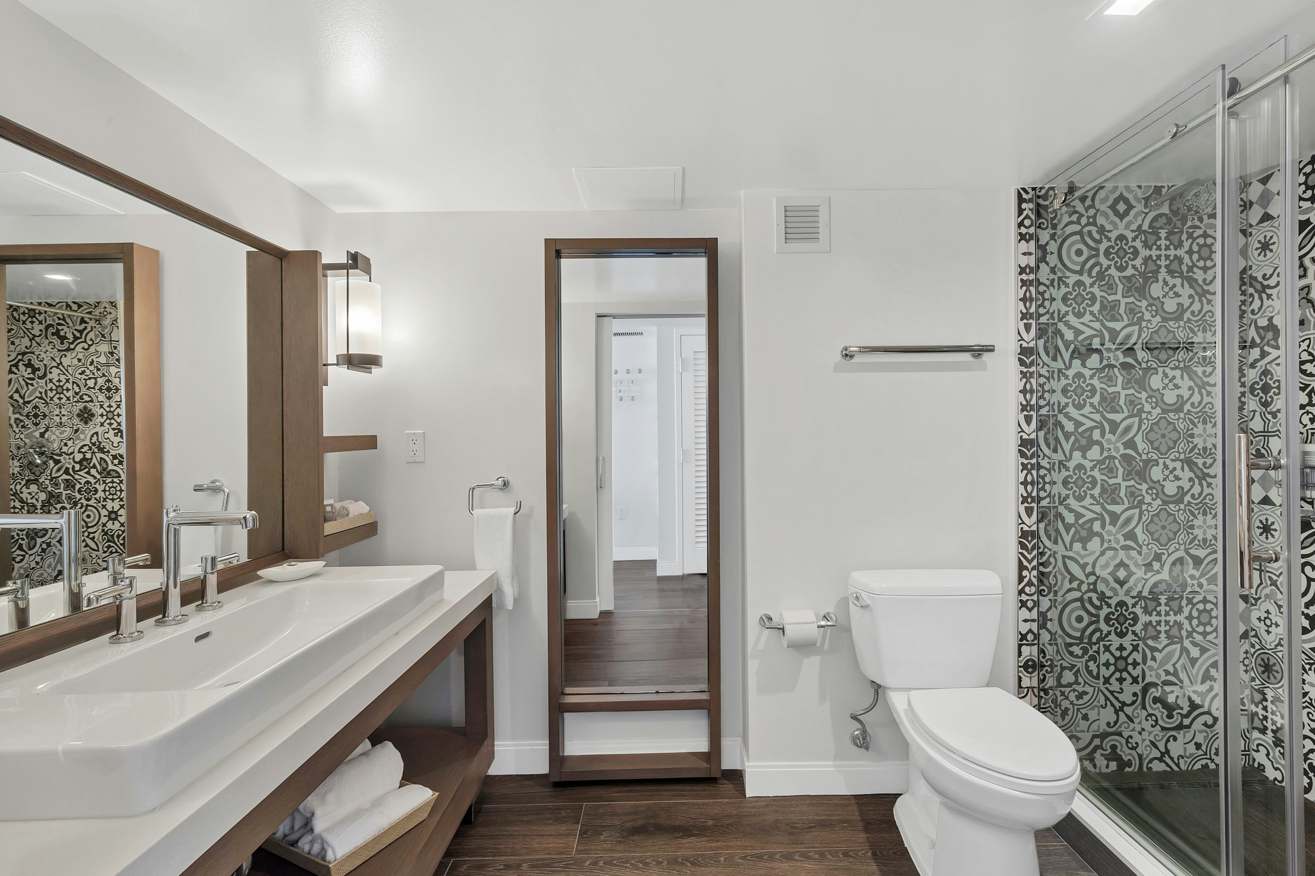 King Waterfront Room in Hammock Wing، Baker's Cay Resort Key Largo, Curio Collection by Hilton 3/3
