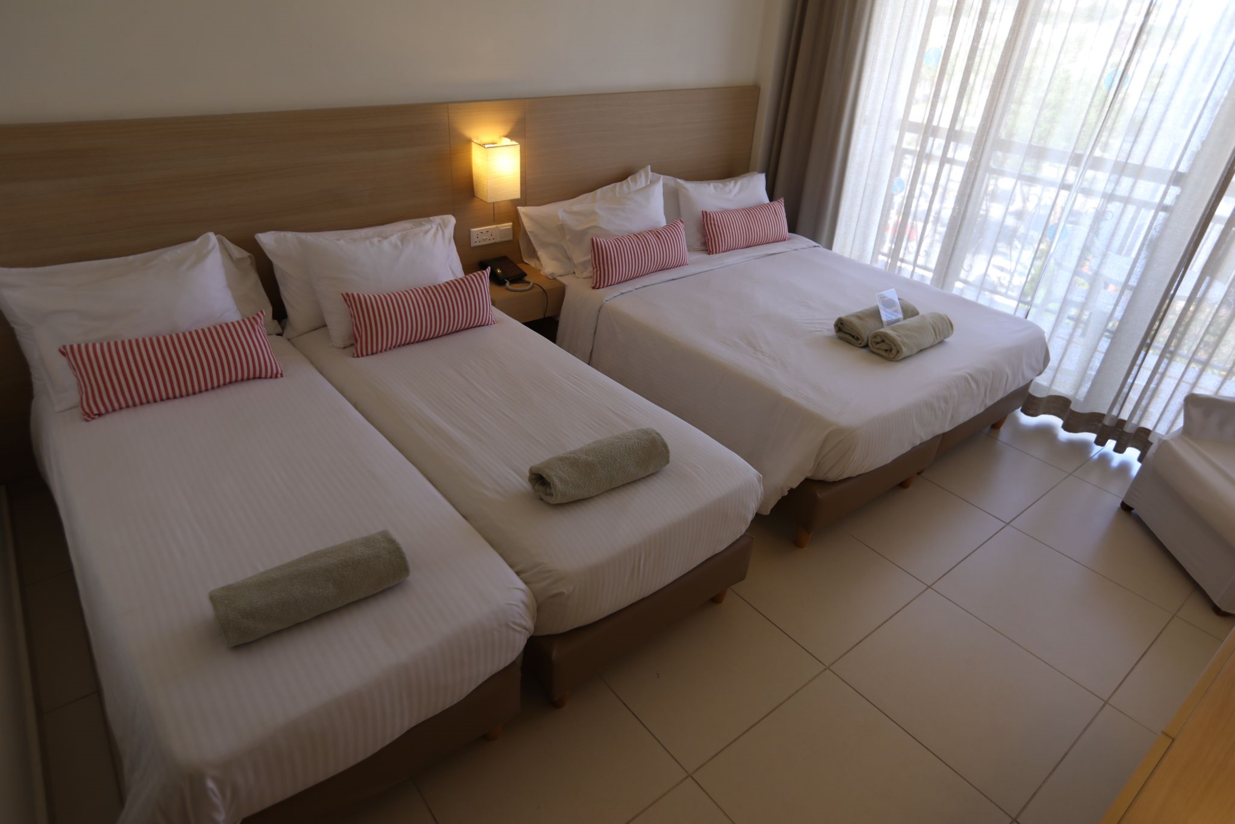FAMILY ROOM - SIDE SEA VIEW