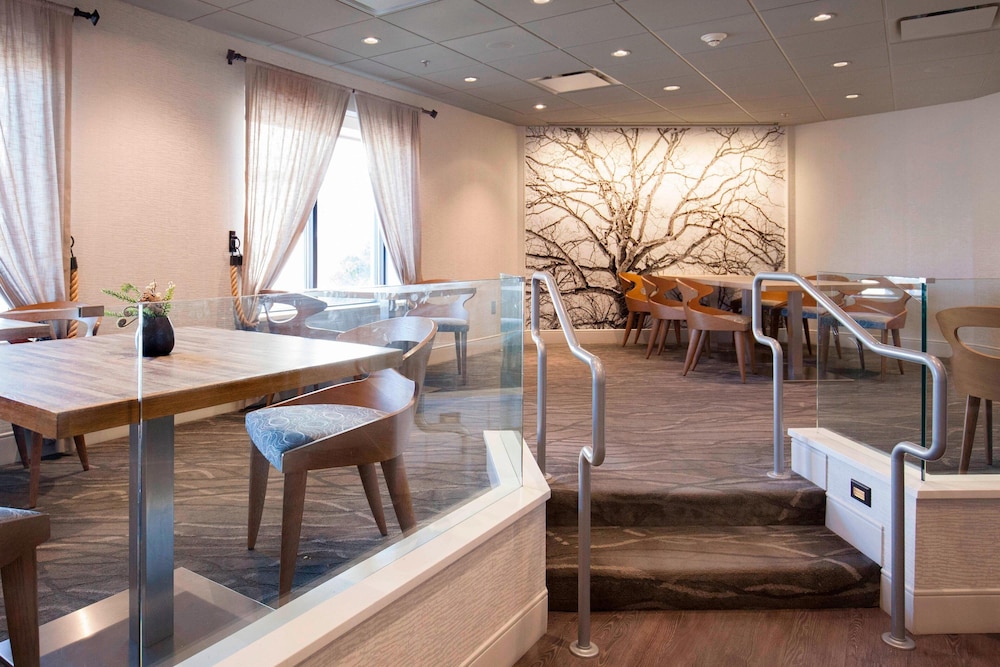 Rochester Airport Marriott 44/55