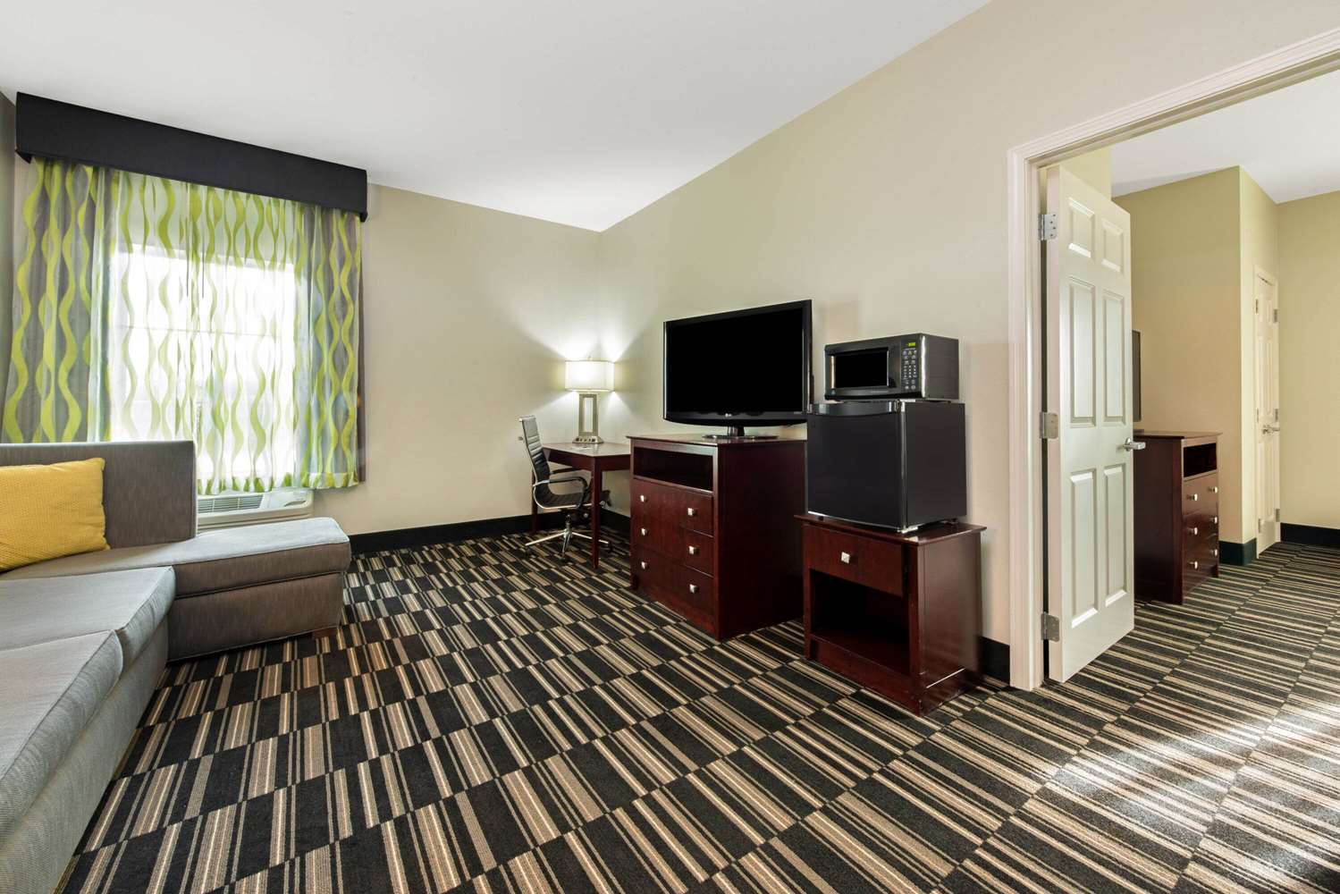 La Quinta Inn & Suites by Wyndham Bridge City 12/44