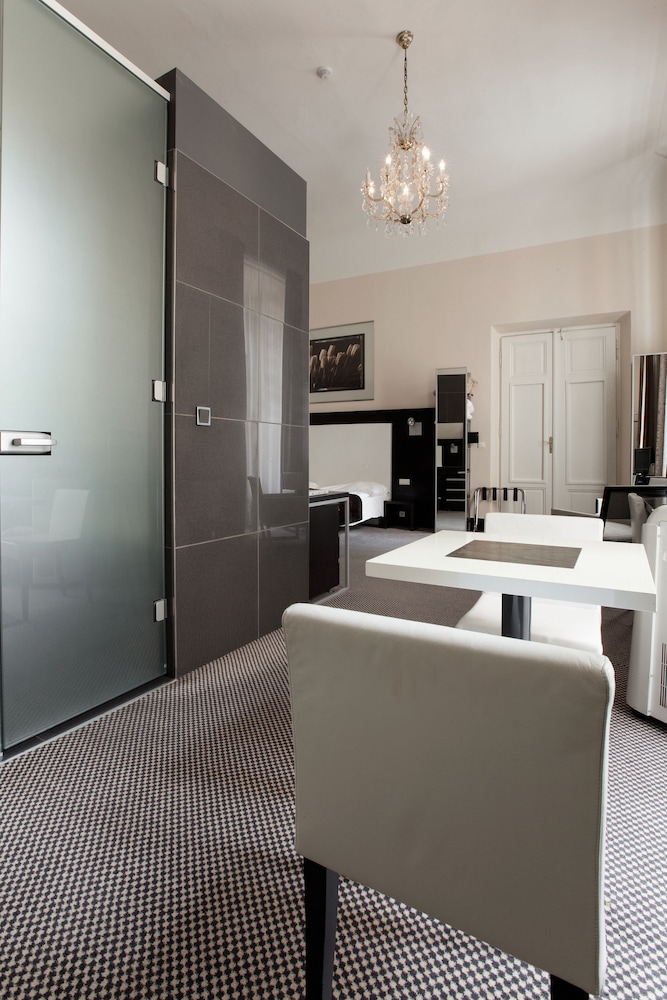 Old Town Square Residence by Emblem 22/36