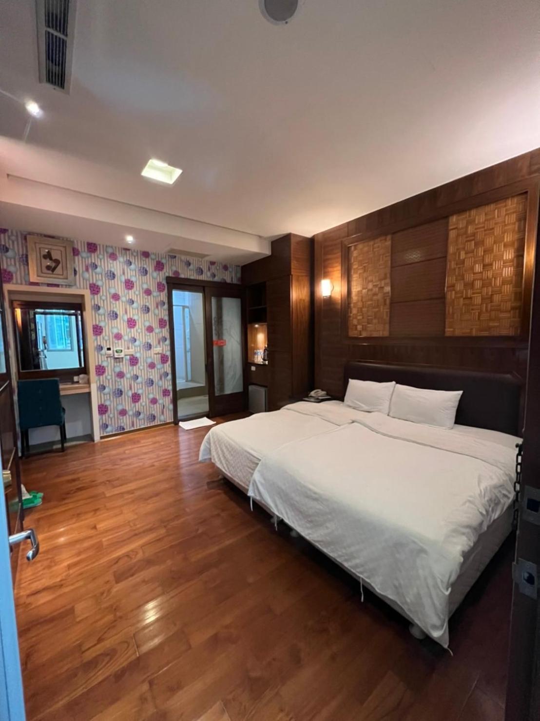 Room, Double Bed, No Bathroom