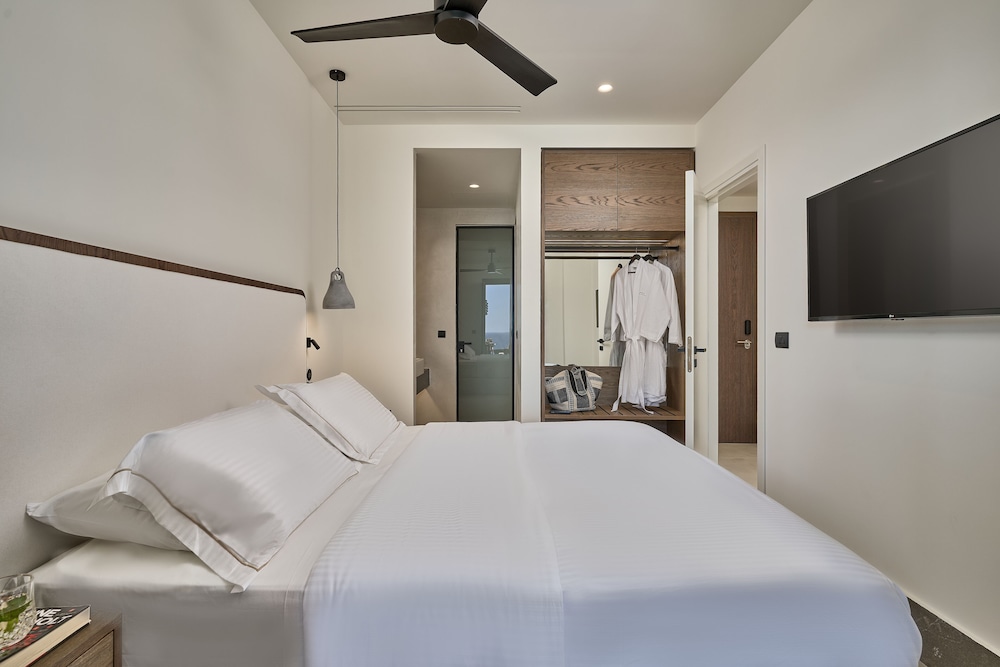 3 BEDROOMS, GRAND, SUITE, PRIVATE POOL
