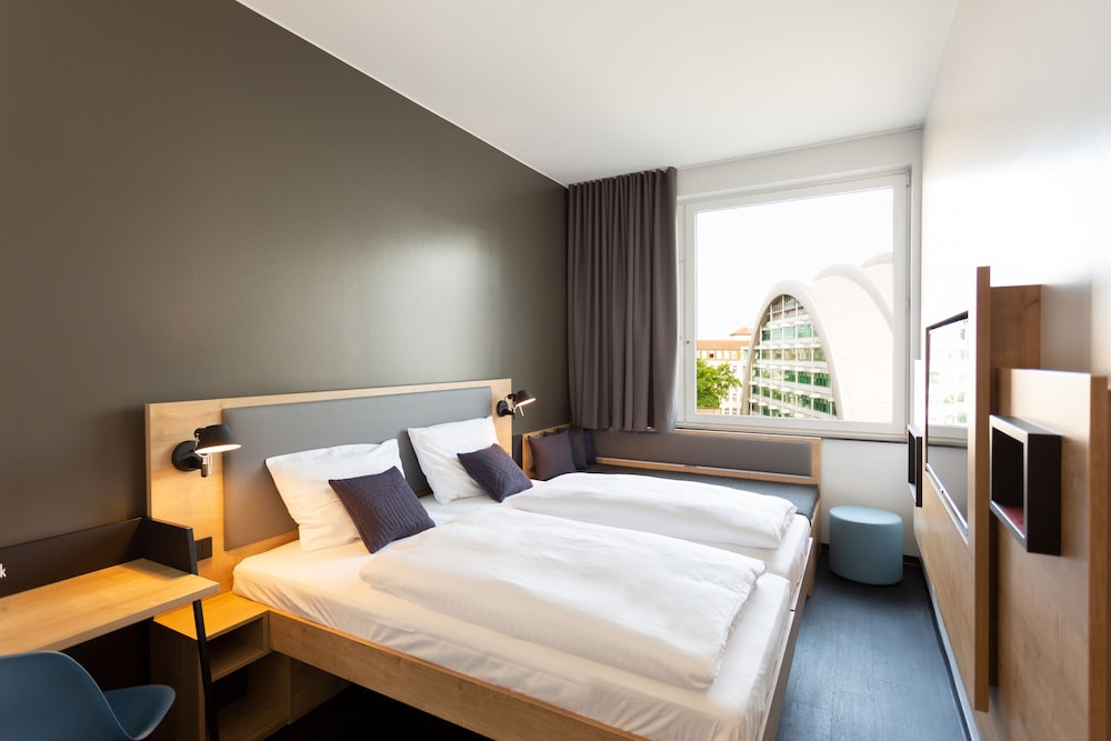 ROOM, TRIPLE, 1 DOUBLE AND 1 SINGLE BED