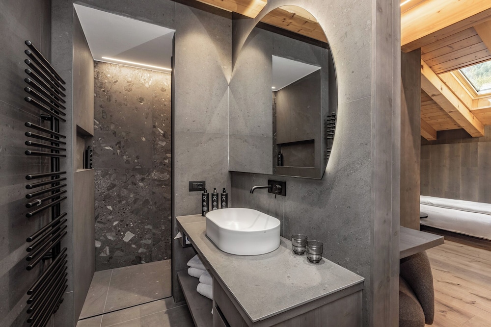 Nature Living, 1 King and 1 Single Beds، Hotel Palace Ravelli 6/7
