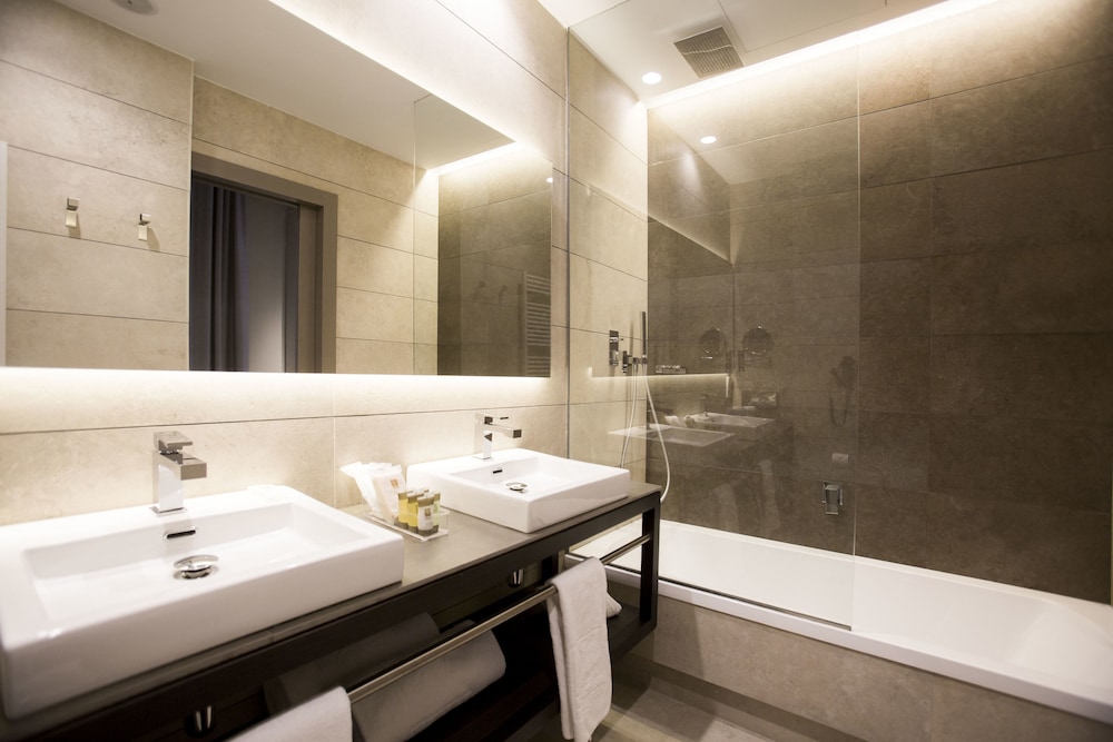Vincci, 1 Double and 1 Single Bed, with Extra Bed، Vincci Mercat Hotel 6/10