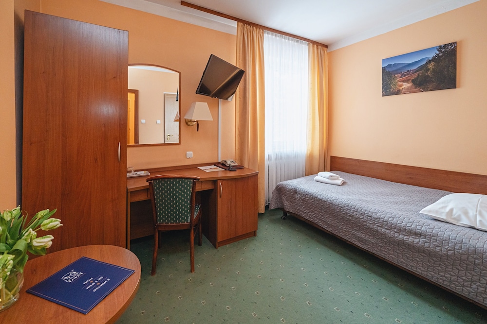 ROOM, SINGLE