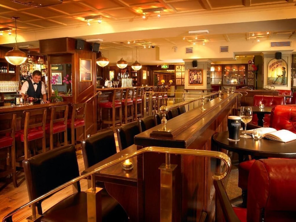 Castlecourt Hotel 50/54