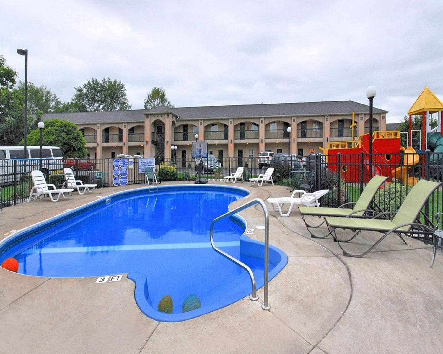 Econo Lodge At The Falls North 42/42