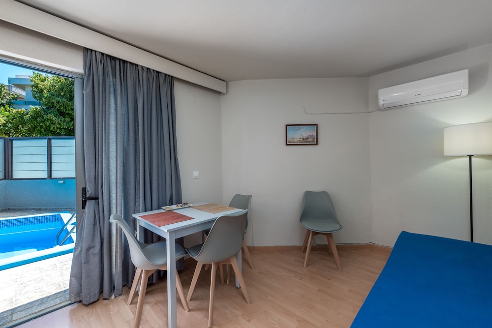 7 Palms Hotel Apartments 32/49