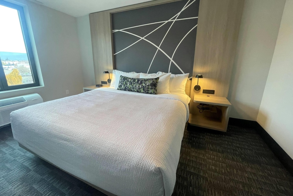 La Quinta Inn & Suites by Wyndham Kelowna BC 19/51