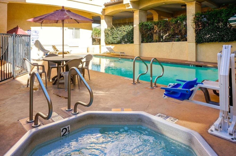 Lamplighter Inn Suites 36/46