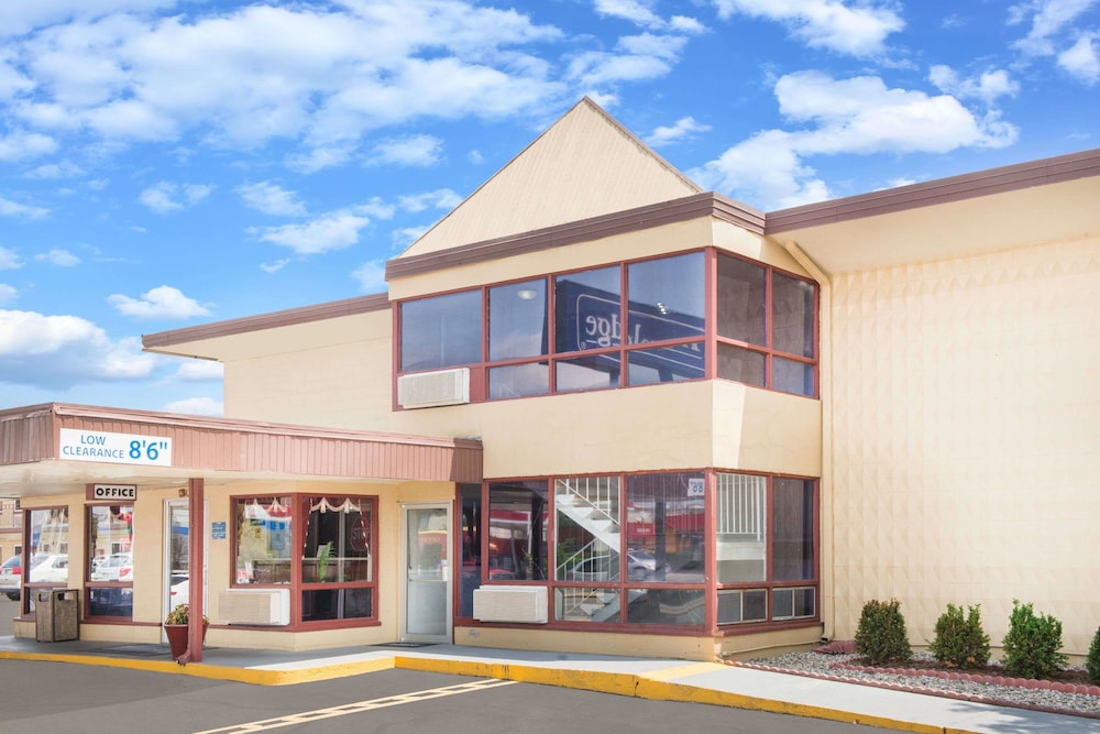 Travelodge by Wyndham Terre Haute 1/21