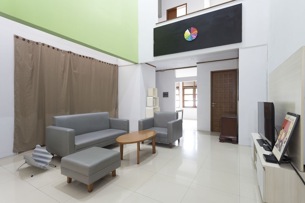 Reddoorz Plus Near Cilandak Town Square 2 16/20
