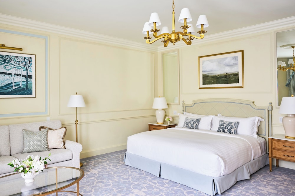 جناح جونيور بسرير كينج مع أريكة، The Charleston Place 3/4