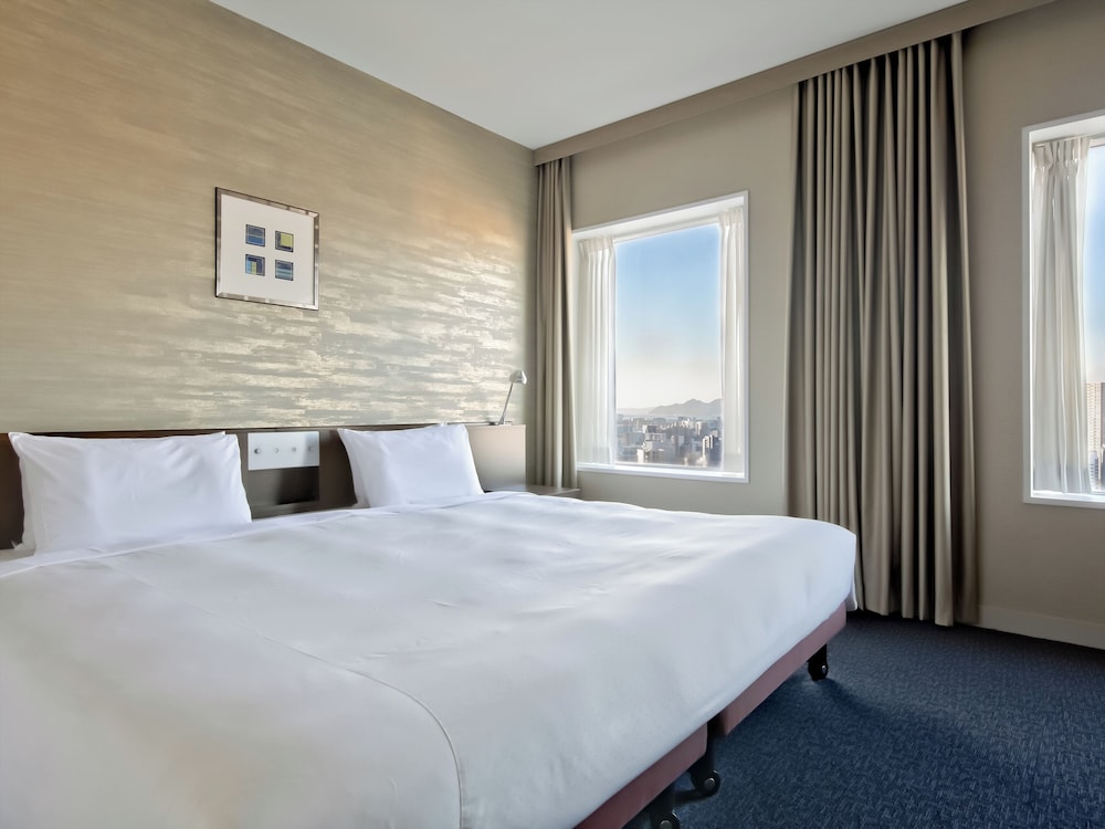 DELUXE, KING BED