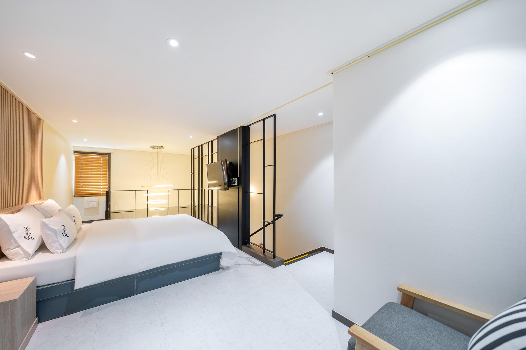 Duplex, Space, Suite, 2 Bathrooms, Sofa