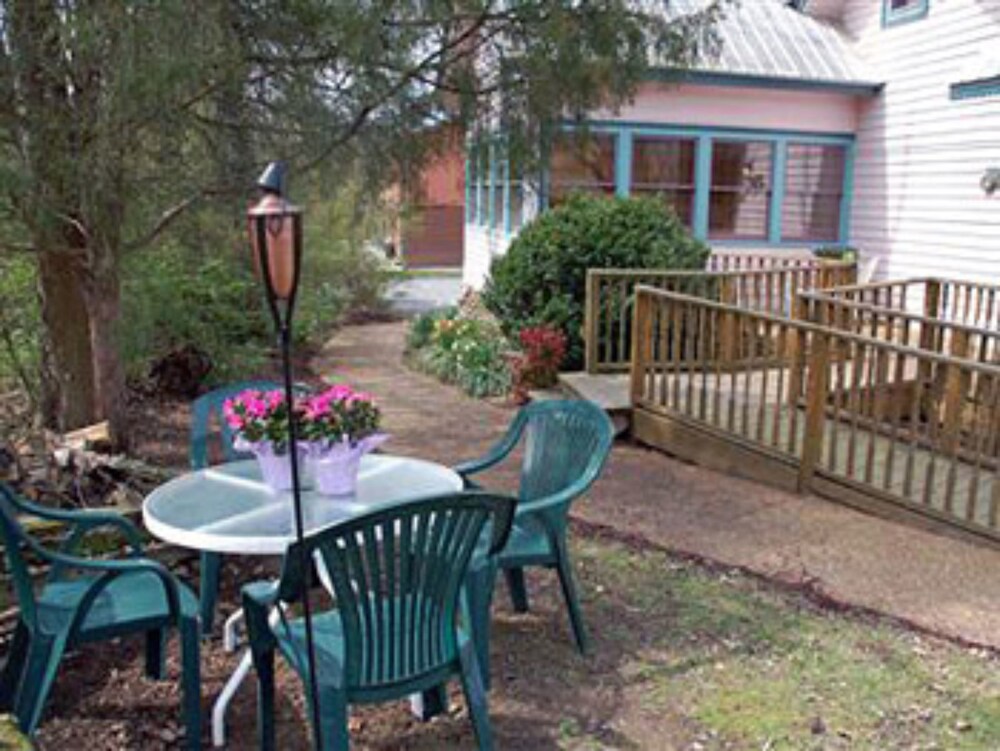 Evergreen Cottage Inn & Cabins 22/38