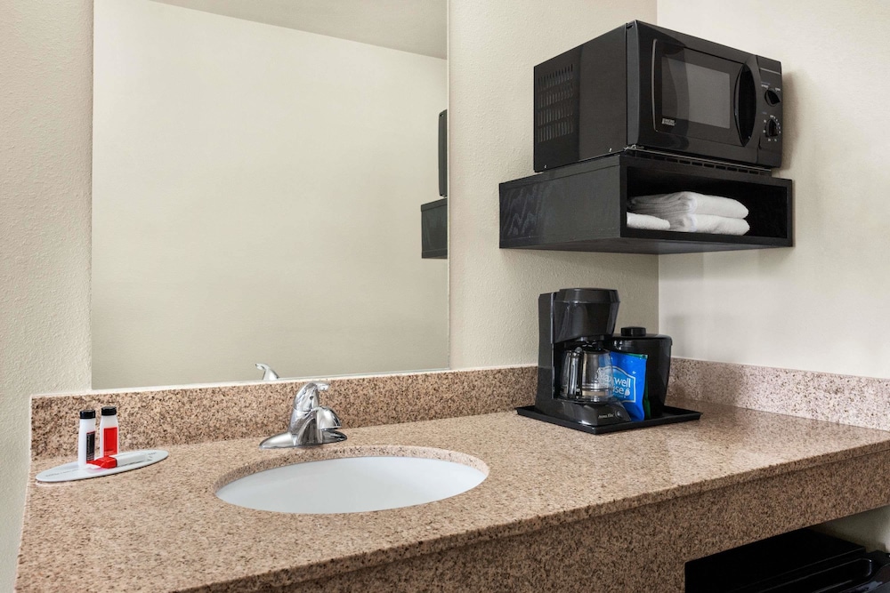 Travelodge By Wyndham Mcalester 13/31