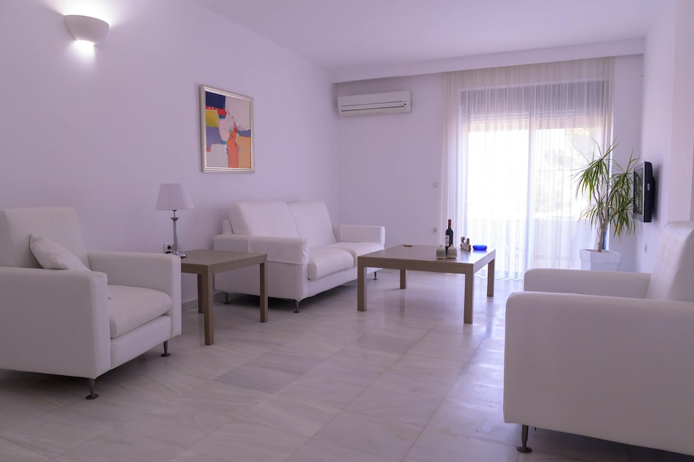 Elizabeth Suites 24/50