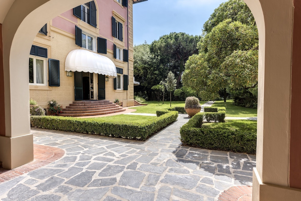 Augustus Hotel and Resort 41/49