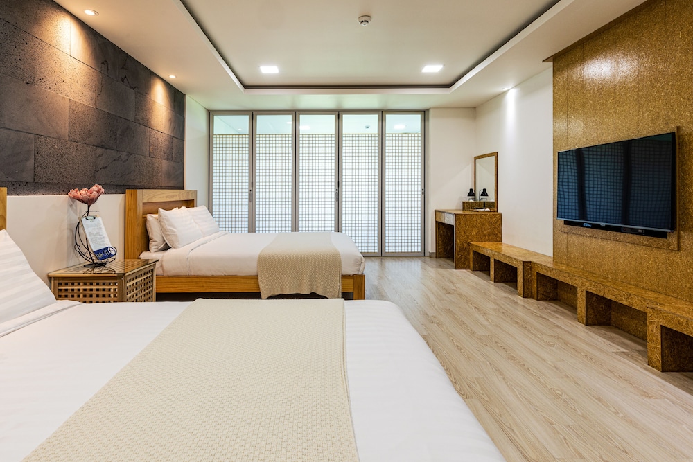 Sun And Moon Resort 10/100