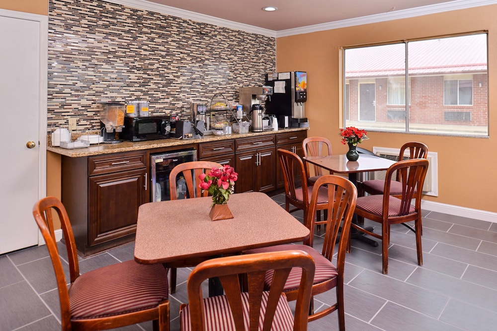 Americas Best Value Inn Suites Siloam Springs 20/26