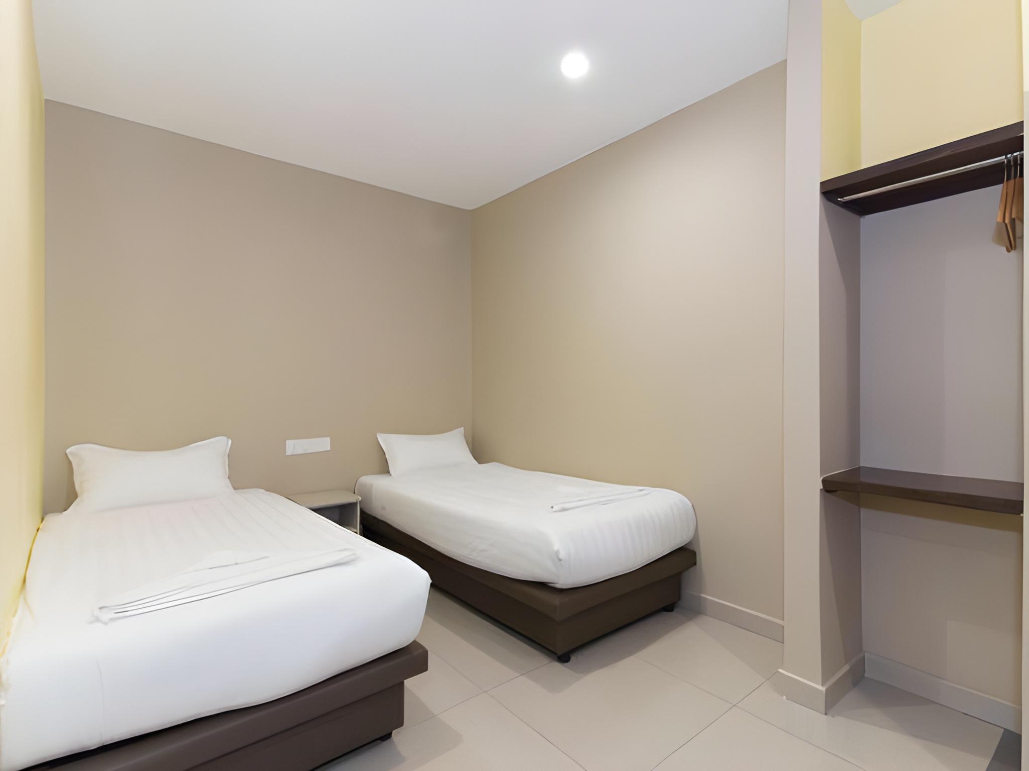 Standard, Twin Beds, No Window