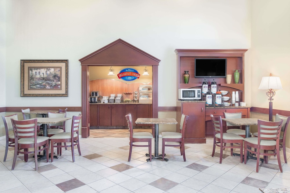 Baymont by Wyndham Litchfield 25/29