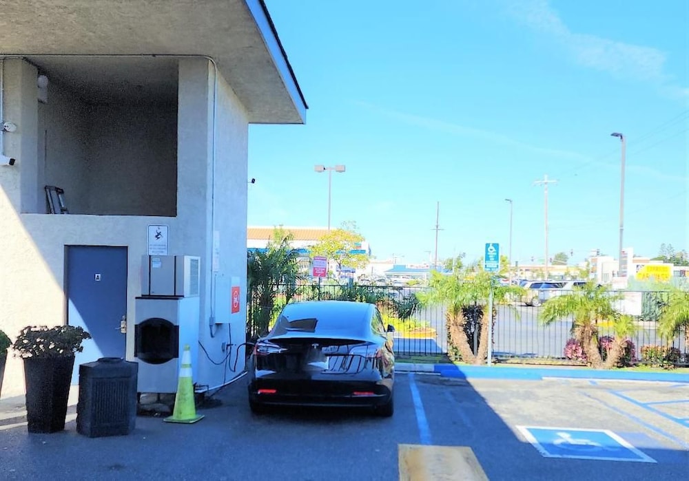 Morada Inn and Suites 48/55