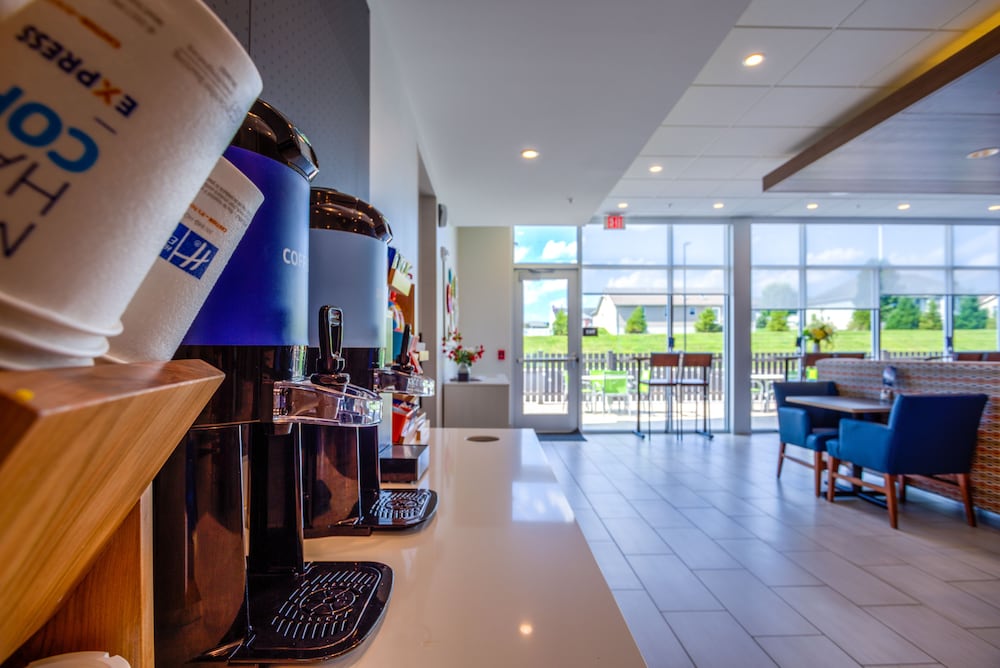Holiday Inn Express Suites Reedsville State Coll Area 46/56