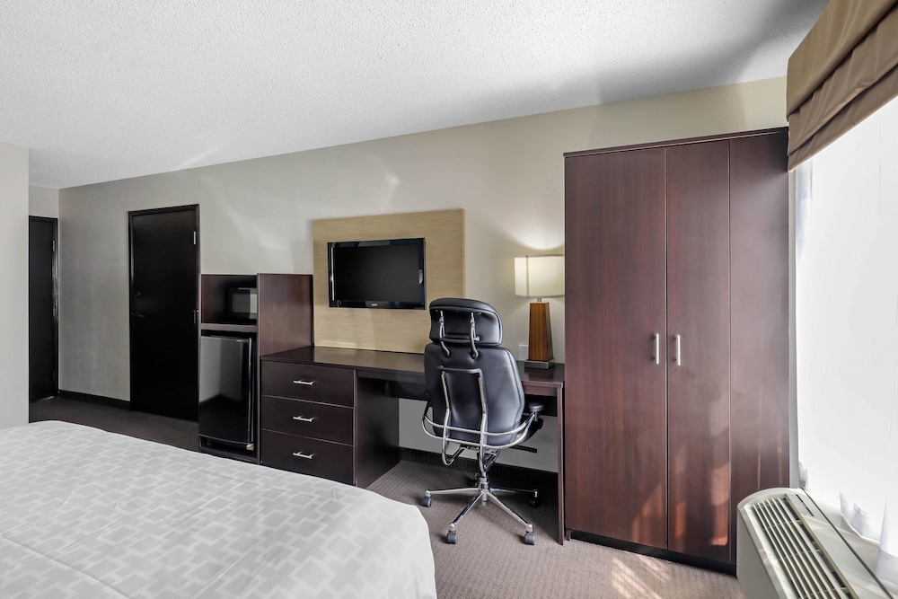 Clarion Inn & Suites Dfw North 27/49