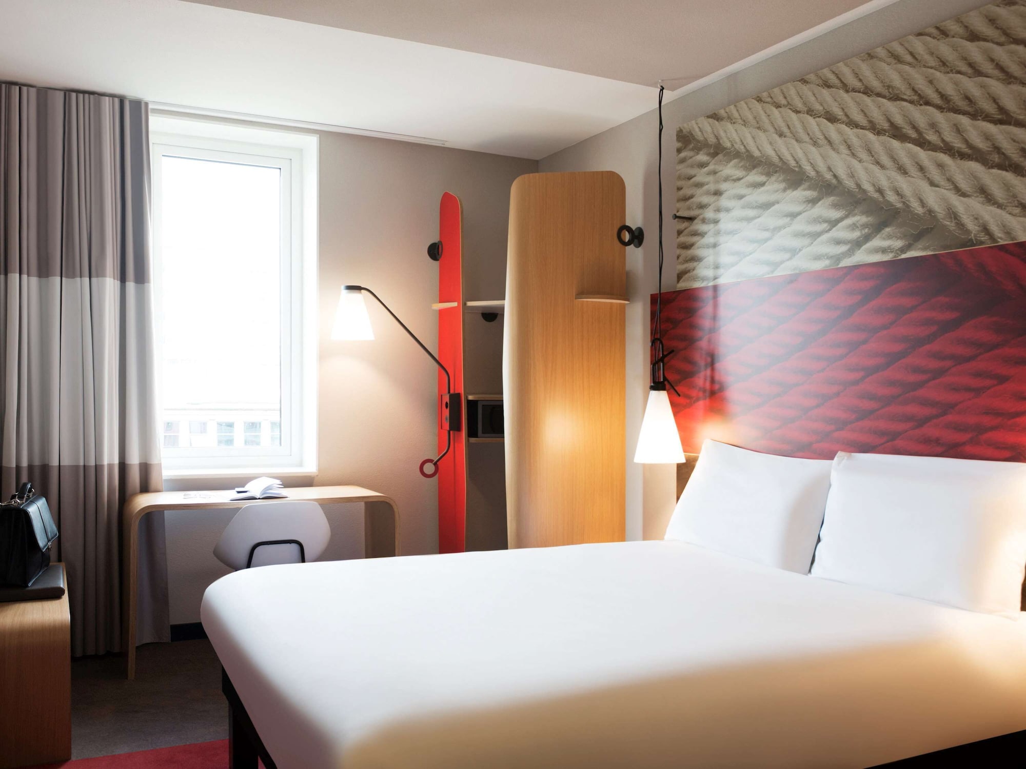 ROOM, DOUBLE BED
