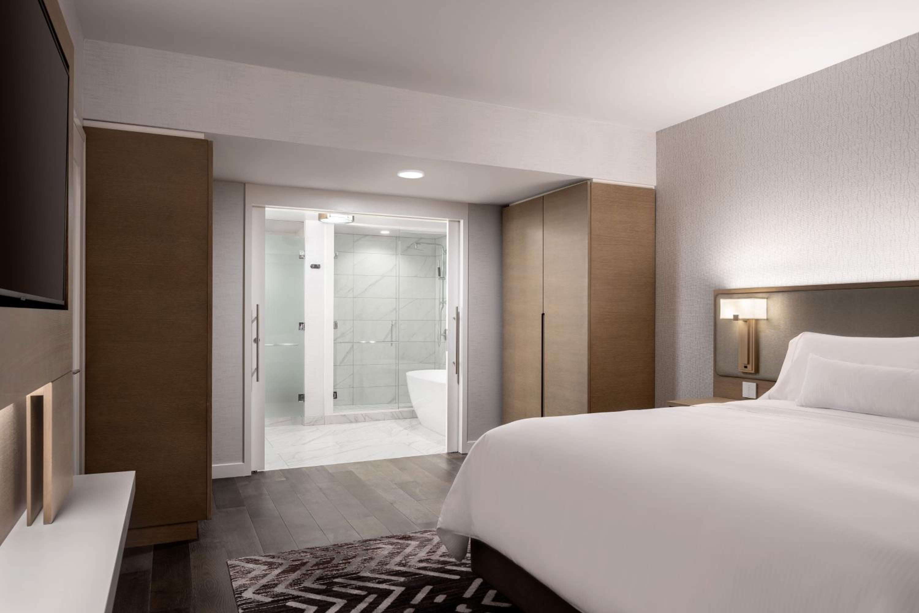 1 Bedroom, Suite, King Bed, Sofa