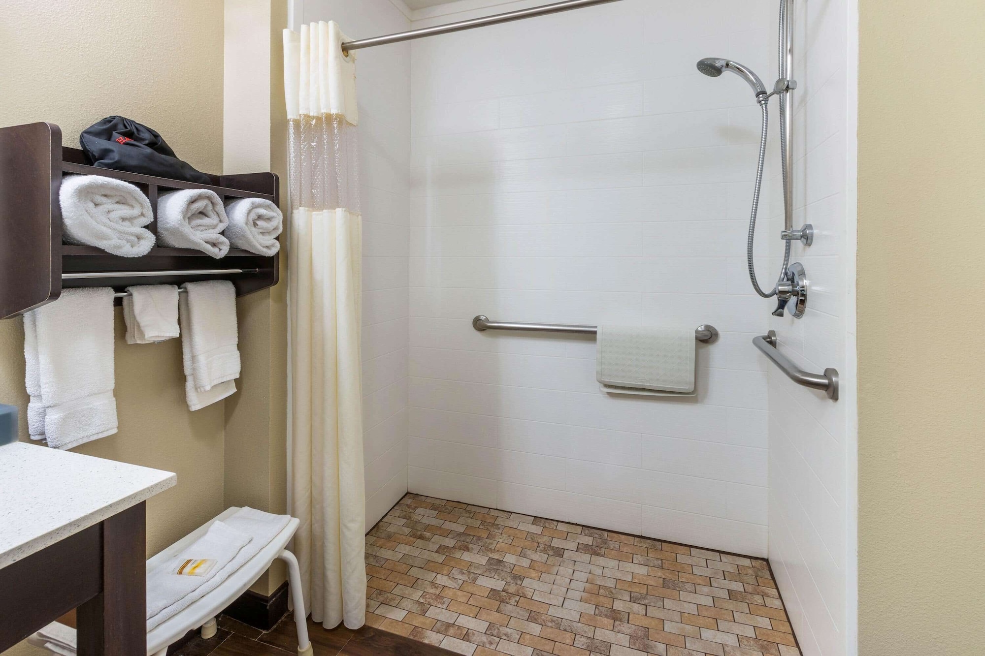 غرفة بسريرين كوين لذوي الإعاقة، La Quinta Inn & Suites by Wyndham Artesia 3/4
