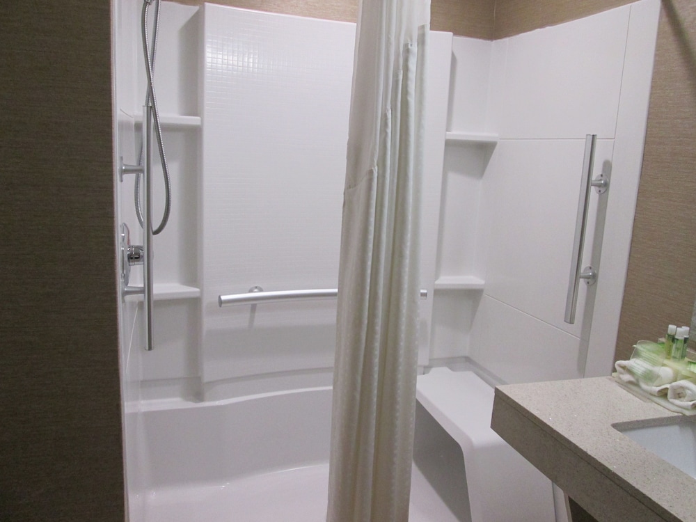 Holiday Inn Express Cloverdale(Greencastle) 56/59