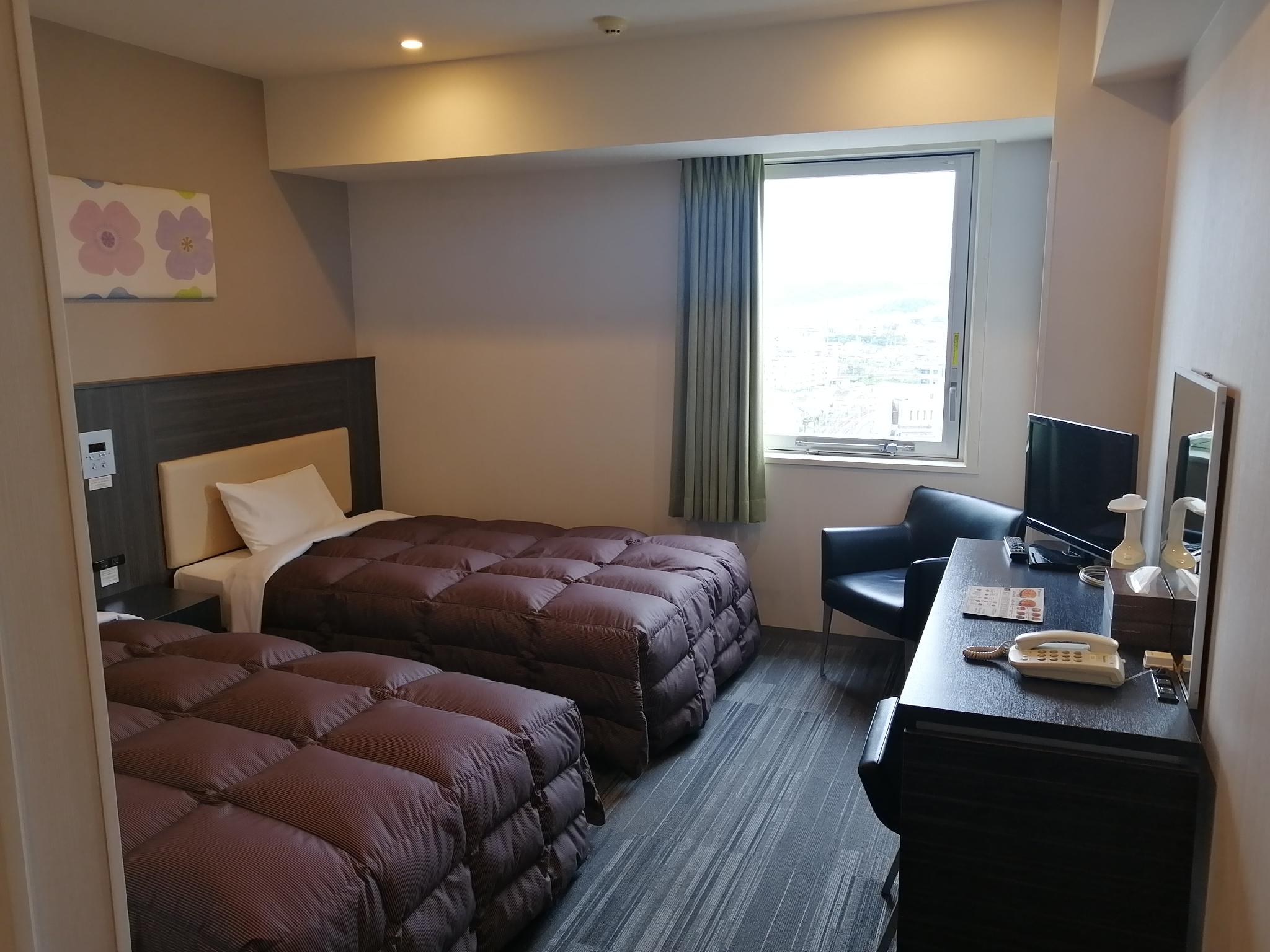 Economy, Twin Beds, Night View