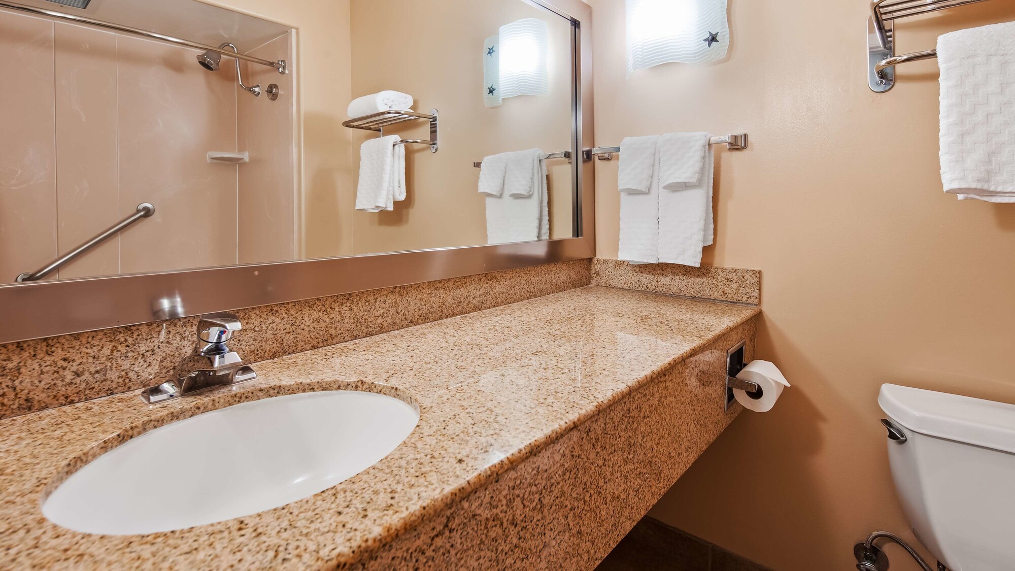 غرفة قياسية بسرير كينج لذوي الإعاقة، Best Western Plus Capitola By the Sea Inn Suites 7/8
