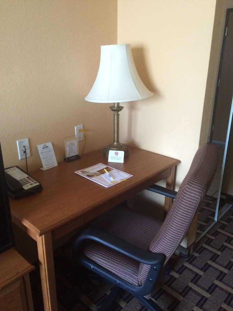 Days Inn & Suites by Wyndham San Antonio North/Stone Oak 49/63