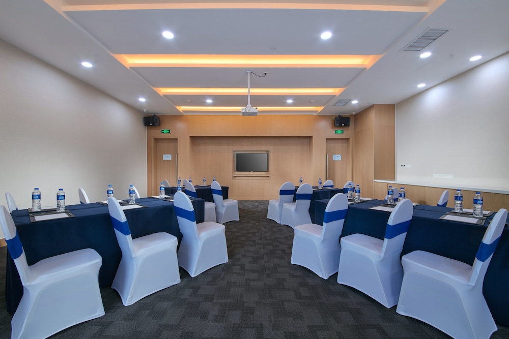 HOLIDAY INN EXPRESS LUOYANG YICHUAN 53/56