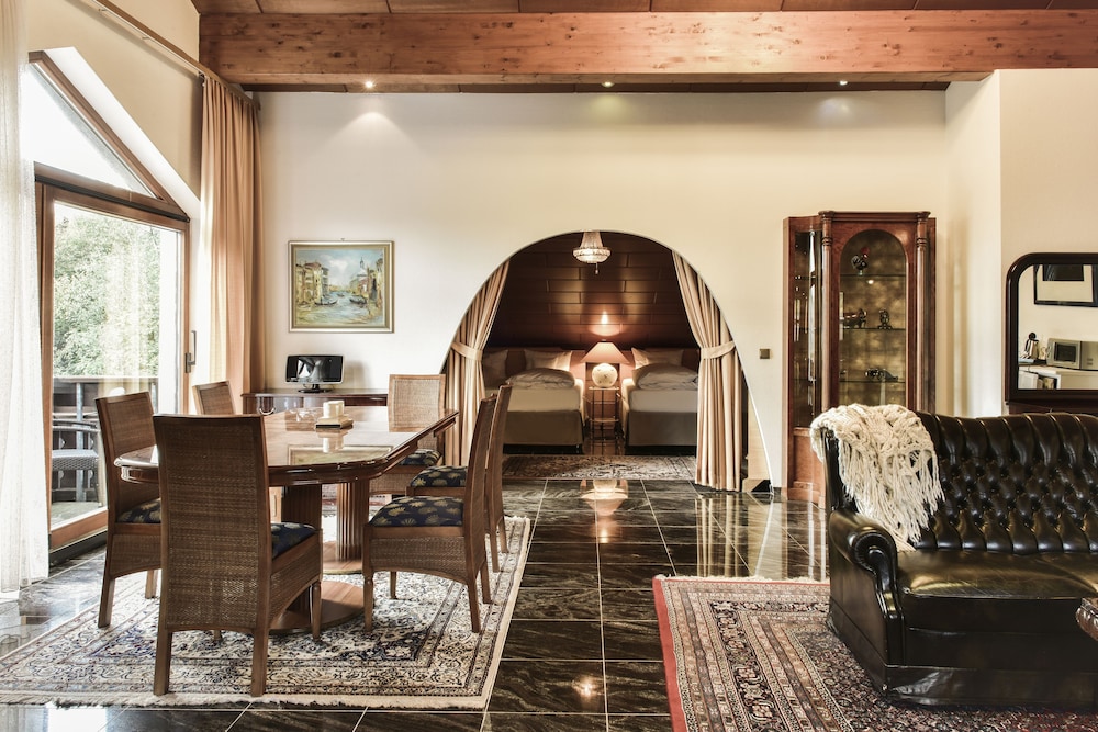 Hotel Restaurant Barbarossahof 56/72
