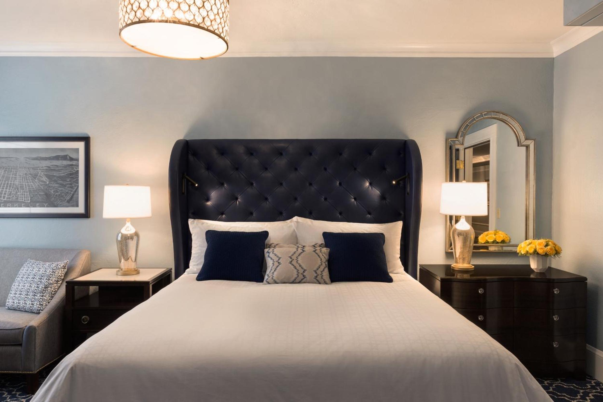 Deluxe, Queen Bed, Bathtub, Accessible