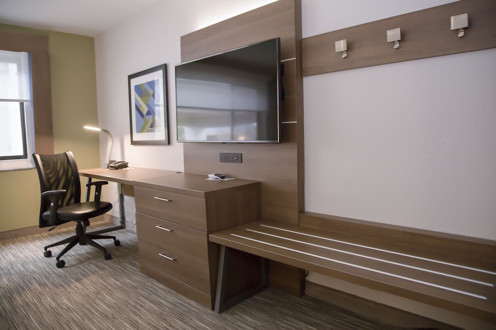 Holiday Inn Express and Suites Colorado Springs North an IHG Hotel 50/67