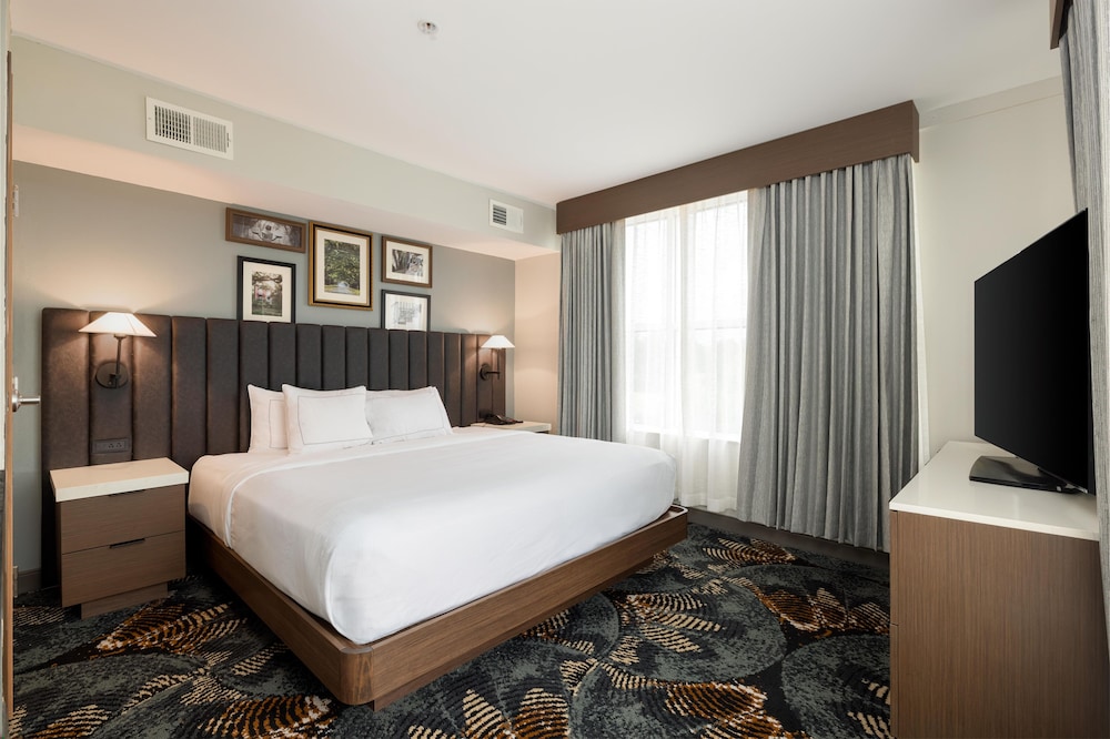 جناح ركني بسرير كينج، DoubleTree by Hilton Hotel Savannah Airport 6/10