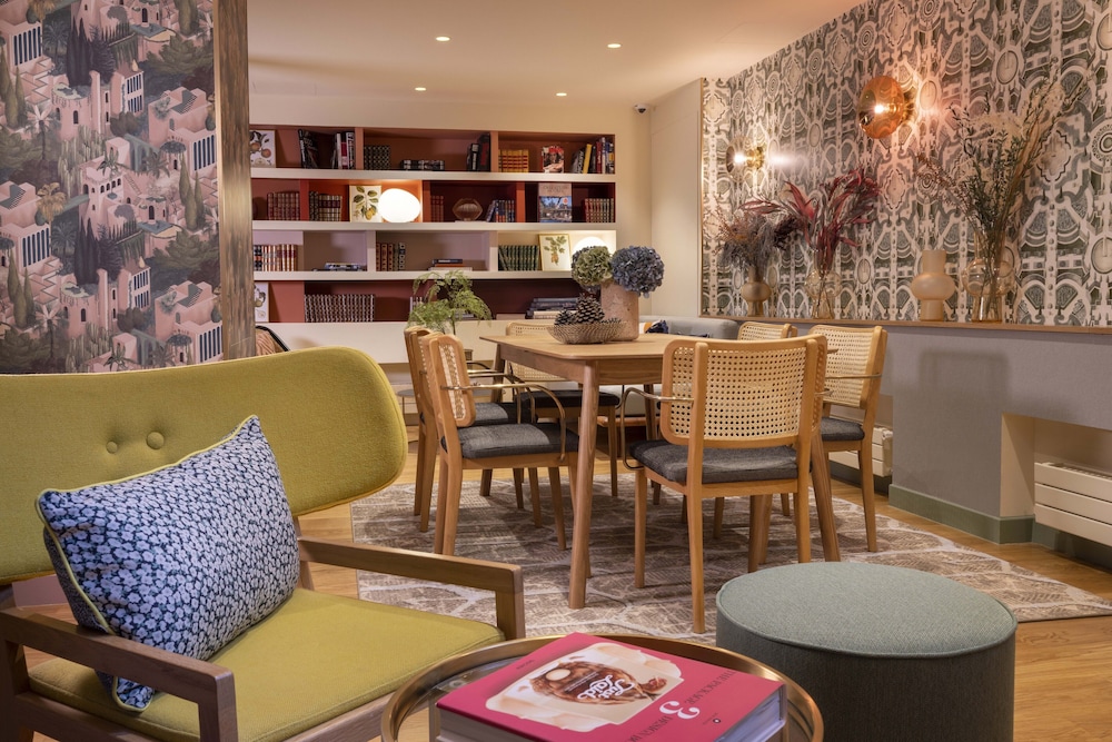 Hotel Jardin De Cluny 39/42
