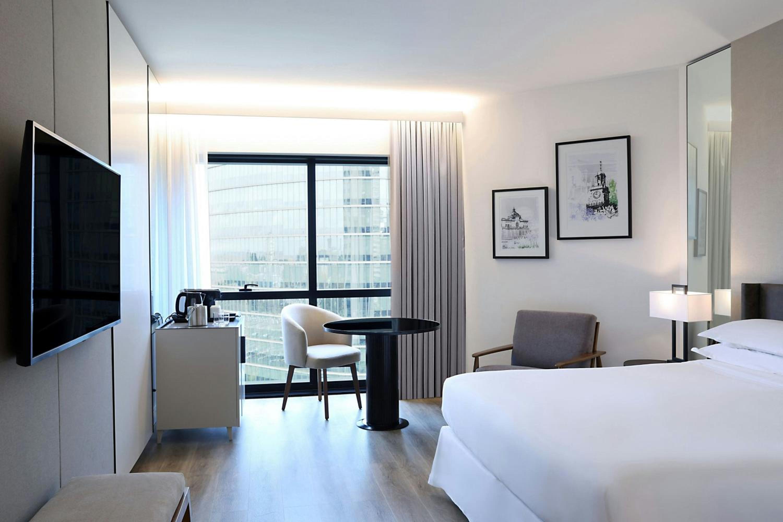 Guest Room, Superior, King Bed, Pool Access، Sheraton Buenos Aires Hotel And Convention Center 3/10