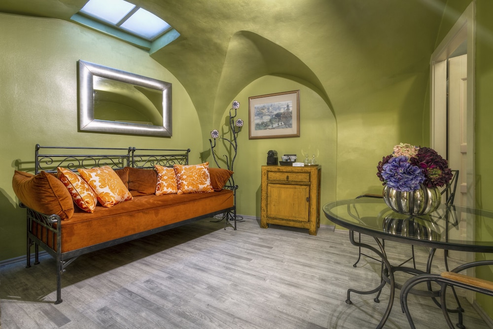 Black Star Suites 35/44