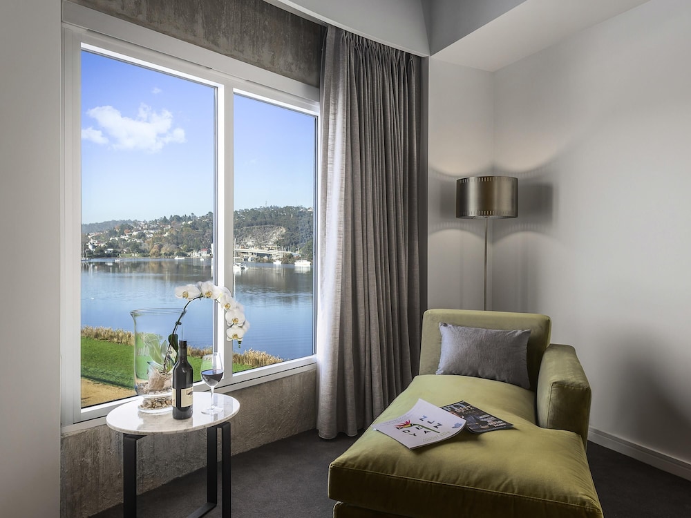 River, Deluxe, King Bed, Peppers Silo Launceston 7/10